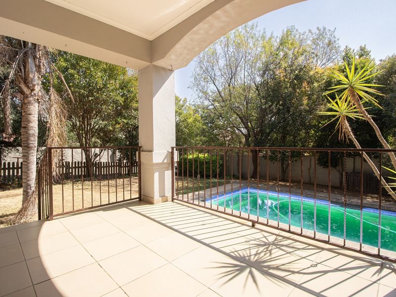 Spacious Family Home in Fourways w/ Staff accommodation  Ideal Location - Photo 2