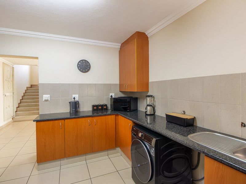 Spacious Family Home in Fourways w/ Staff accommodation  Ideal Location - Photo 5