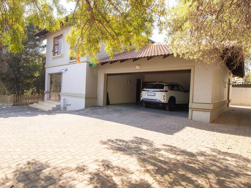Spacious Family Home in Fourways w/ Staff accommodation  Ideal Location - Photo 3
