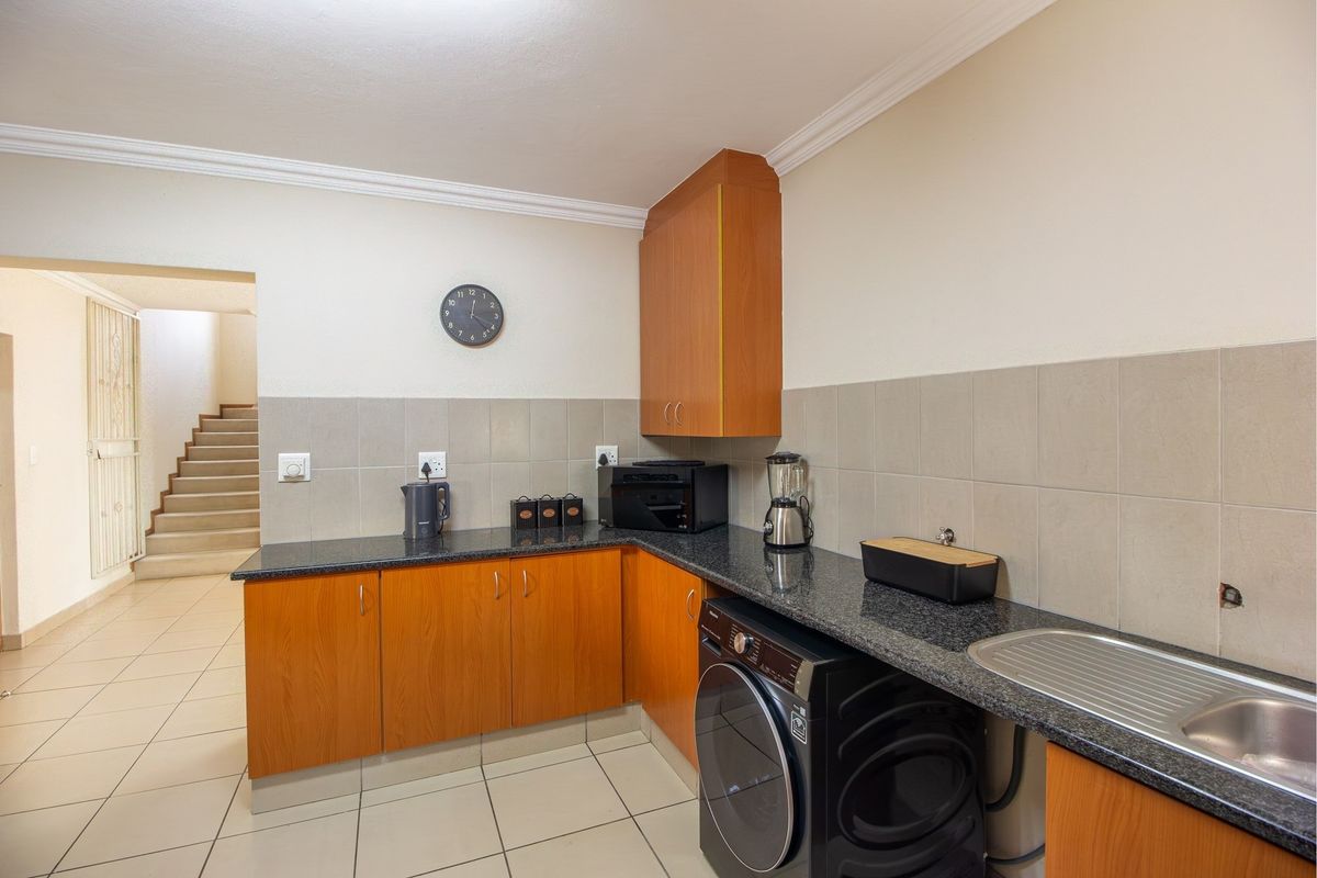 Spacious Family Home in Fourways w/ Staff accommodation  Ideal Location - Photo 5