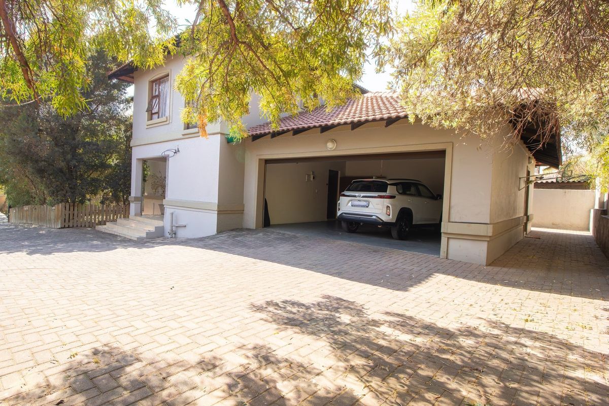 Spacious Family Home in Fourways w/ Staff accommodation  Ideal Location - Photo 3