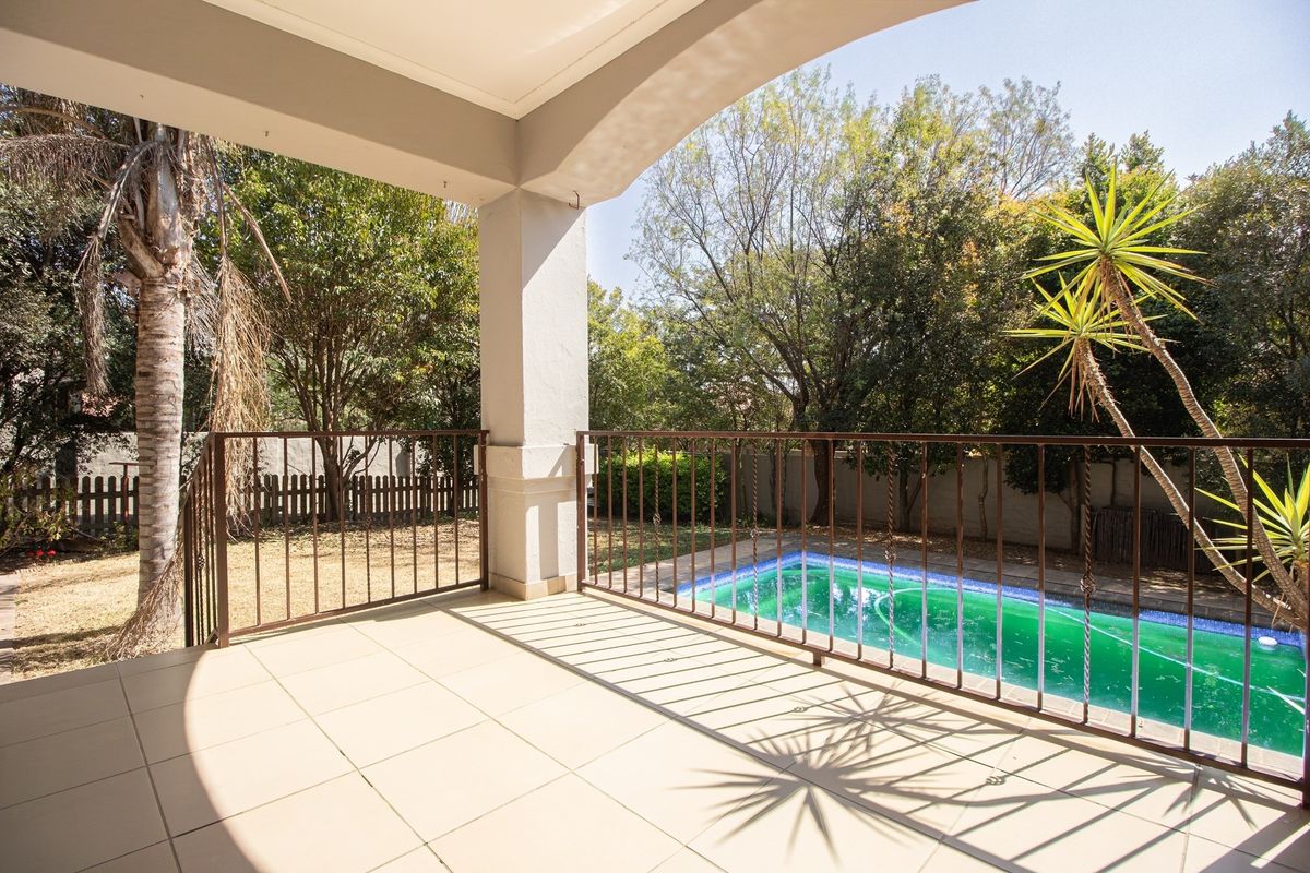 Spacious Family Home in Fourways w/ Staff accommodation  Ideal Location - Photo 2