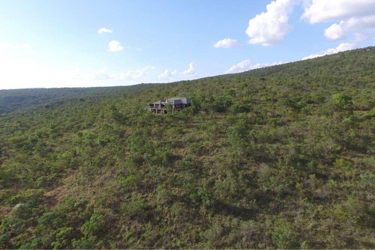 Highlands Wilderness - Three bedroom house with spectacular mountain views - Photo 2