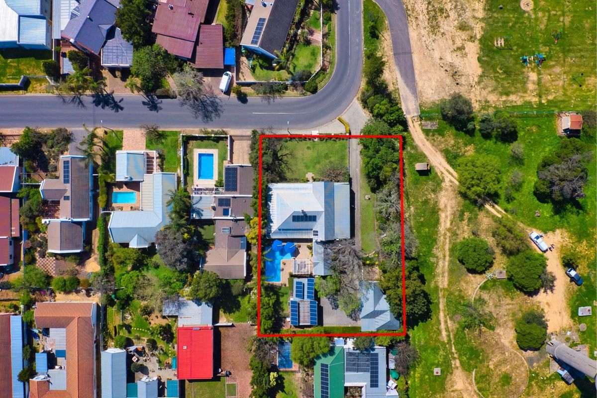 Victorian Homestead with Freestanding Cottage - Photo 2