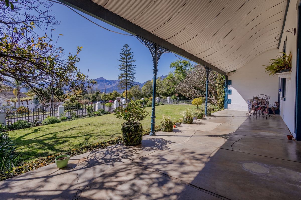 Victorian Homestead with Freestanding Cottage - Photo 3