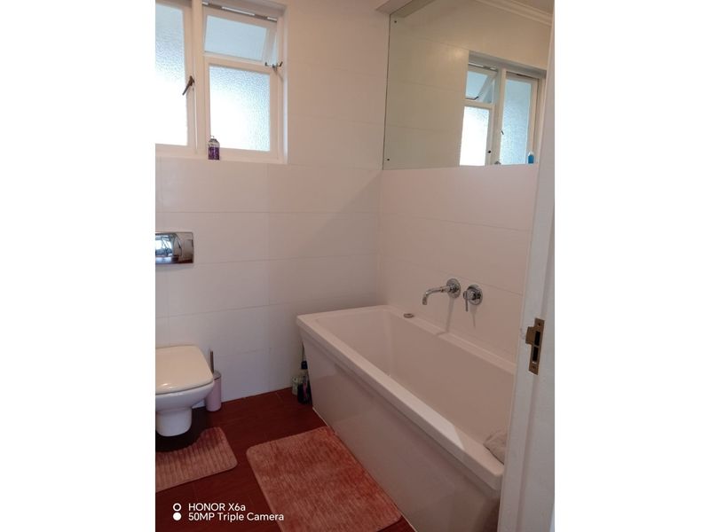 Spacious 2-Bedroom Apartment with Sea View in Summerstrand - For Sale! - Photo 10