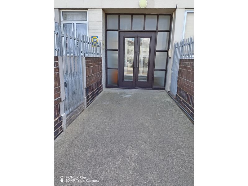 Spacious 2-Bedroom Apartment with Sea View in Summerstrand - For Sale! - Photo 2