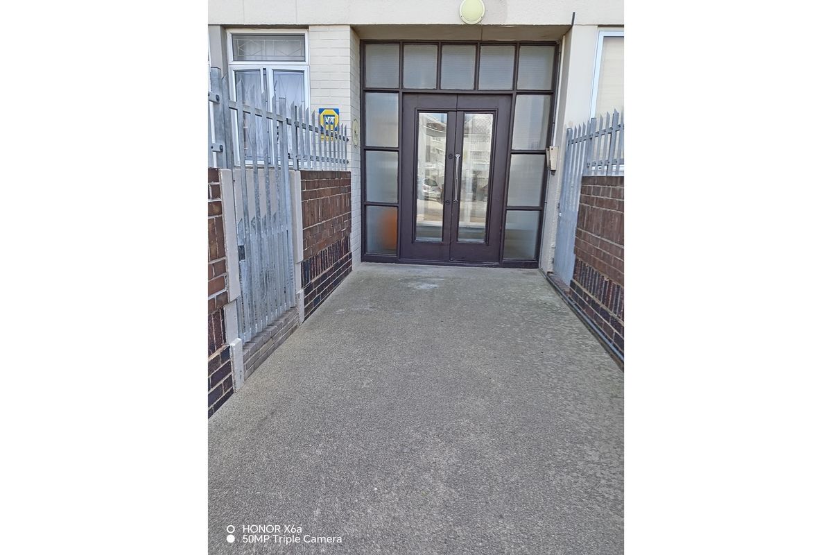 Spacious 2-Bedroom Apartment with Sea View in Summerstrand - For Sale! - Photo 2