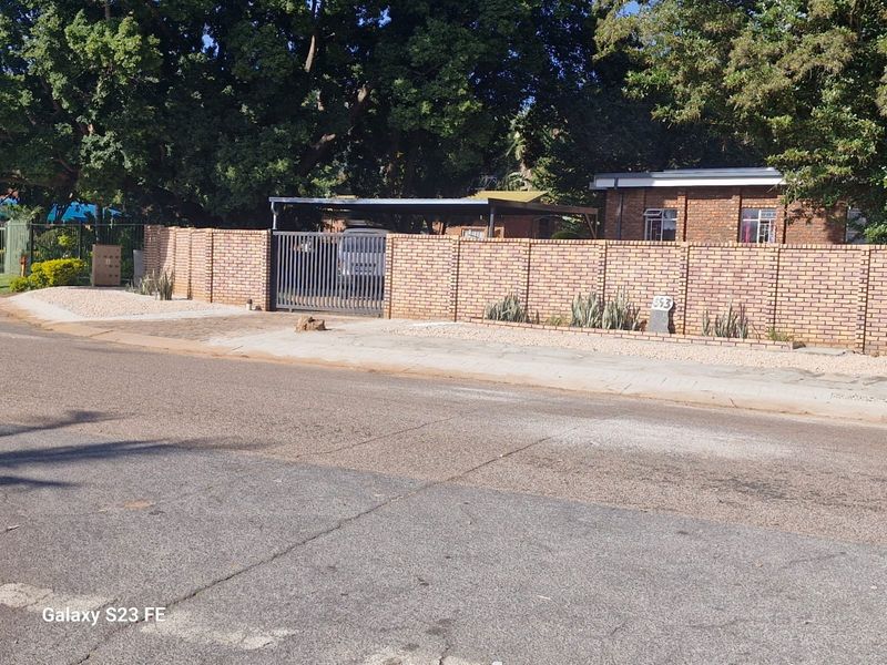 House For Sale in Florauna Pretoria - Photo 1