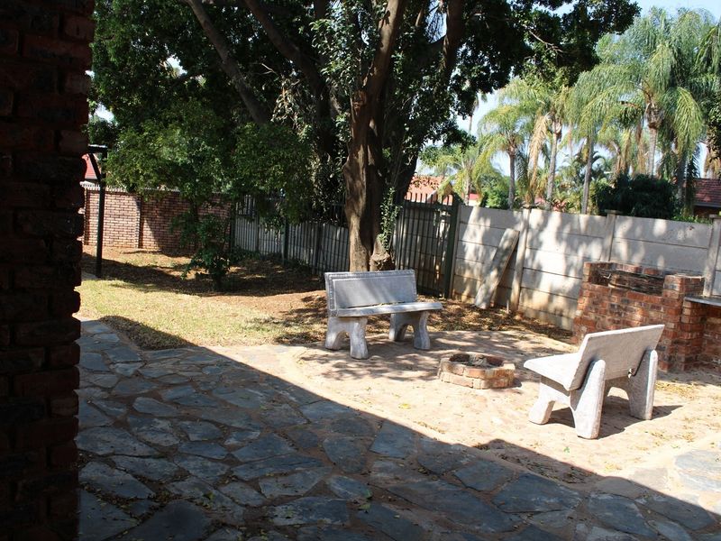 House For Sale in Florauna Pretoria - Photo 4