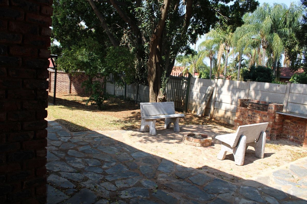 House For Sale in Florauna Pretoria - Photo 4
