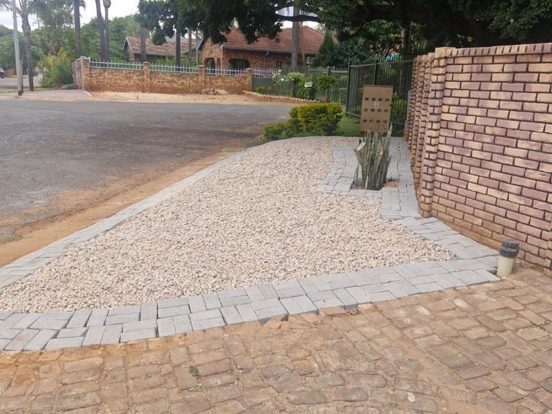 House For Sale in Florauna Pretoria - Photo 2
