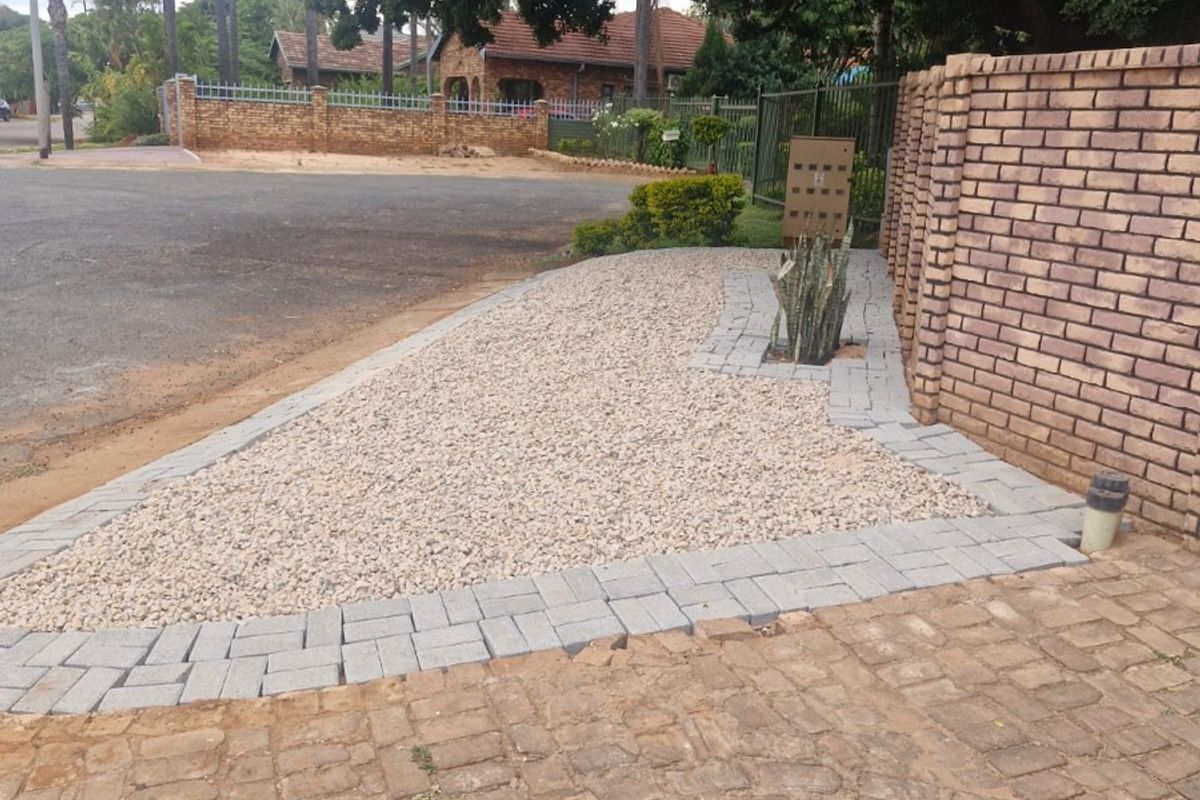 House For Sale in Florauna Pretoria - Photo 2