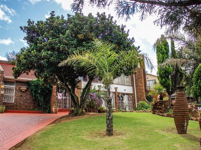 Spacious Hillside Retreat - Modernize or Enjoy as Is - Photo 5