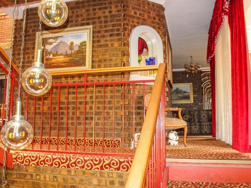 Spacious Hillside Retreat - Modernize or Enjoy as Is - Photo 10