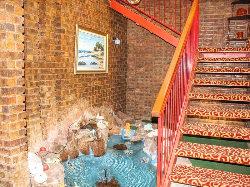 Spacious Hillside Retreat - Modernize or Enjoy as Is - Photo 9