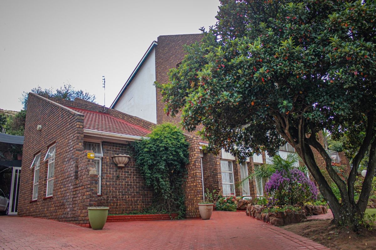 Spacious Hillside Retreat - Modernize or Enjoy as Is - Photo 4