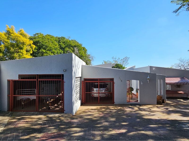 "Luxurious 3-Bed Home with Flat and Pool - Photo 2