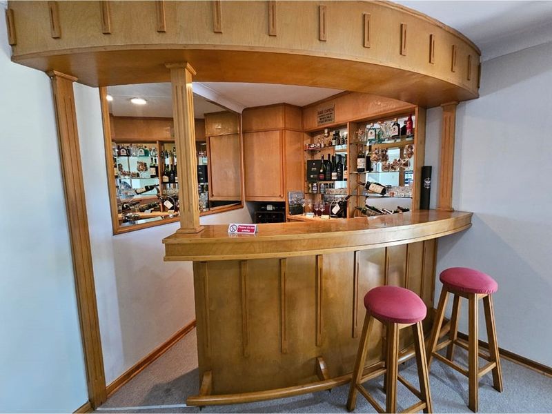 "Luxurious 3-Bed Home with Flat and Pool - Photo 6