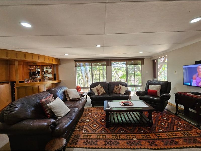 "Luxurious 3-Bed Home with Flat and Pool - Photo 5