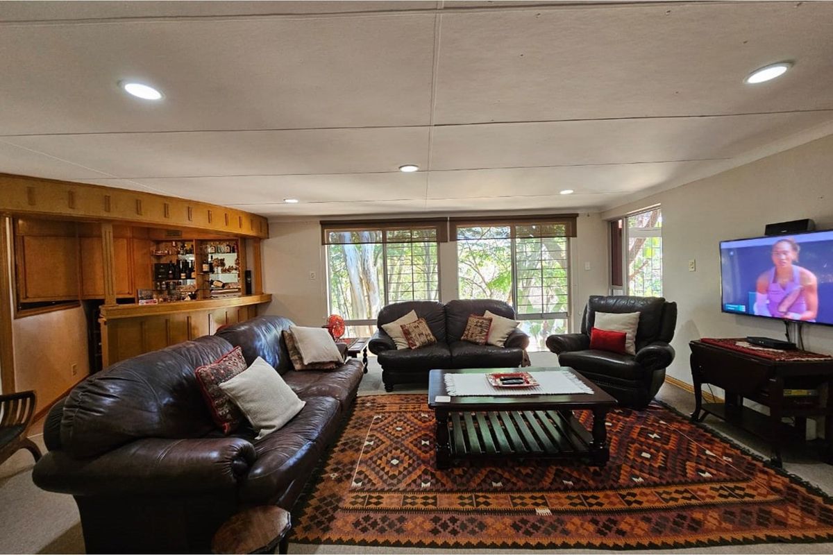 "Luxurious 3-Bed Home with Flat and Pool - Photo 5