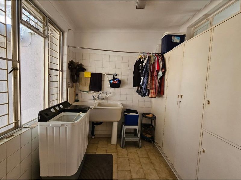 "Luxurious 3-Bed Home with Flat and Pool - Photo 10