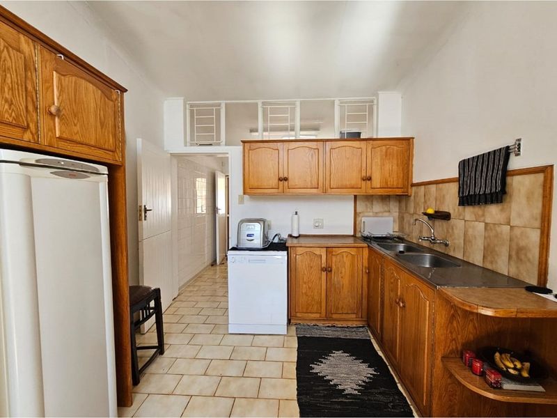 "Luxurious 3-Bed Home with Flat and Pool - Photo 9