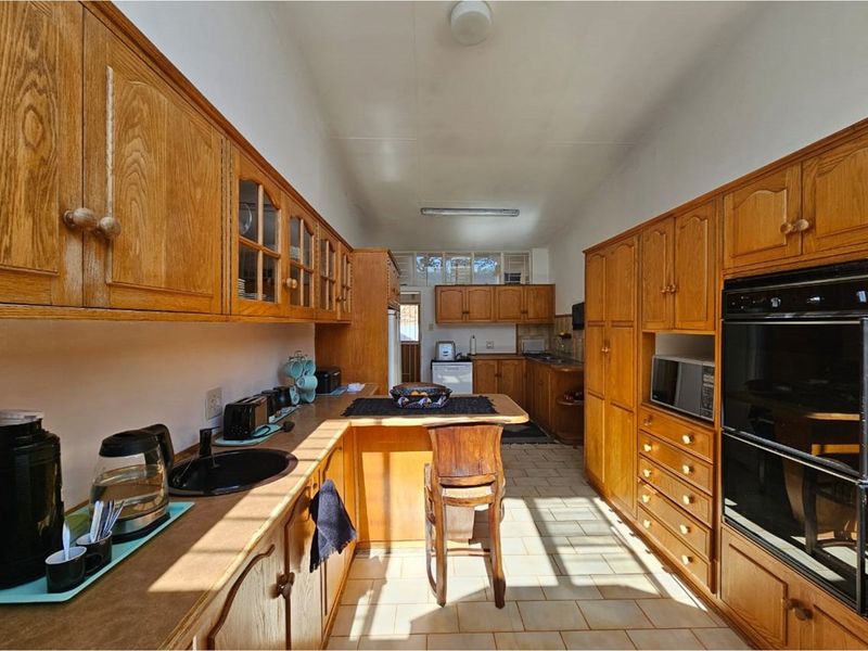 "Luxurious 3-Bed Home with Flat and Pool - Photo 8