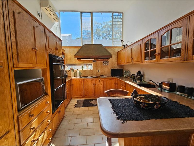 "Luxurious 3-Bed Home with Flat and Pool - Photo 7