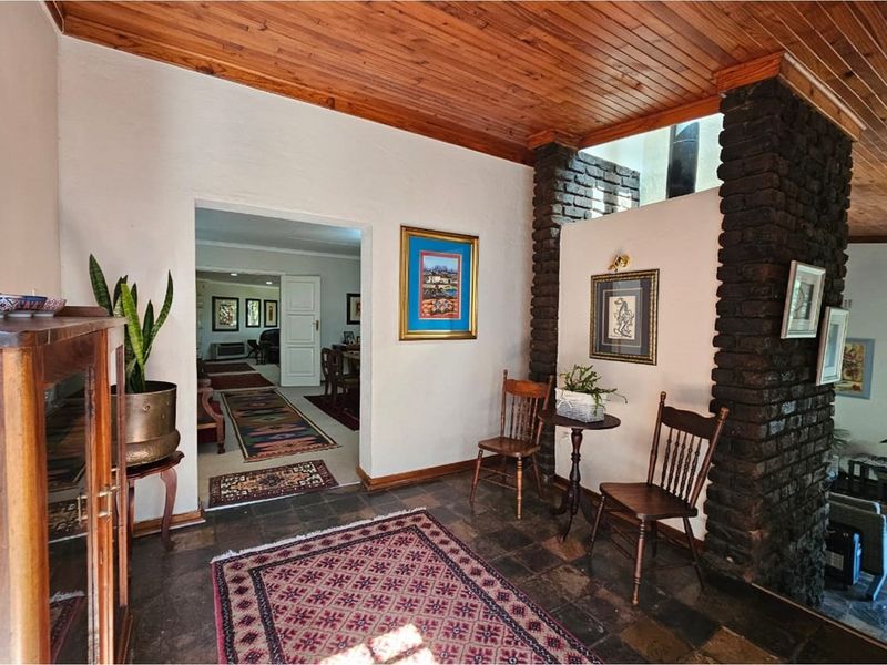 "Luxurious 3-Bed Home with Flat and Pool - Photo 3