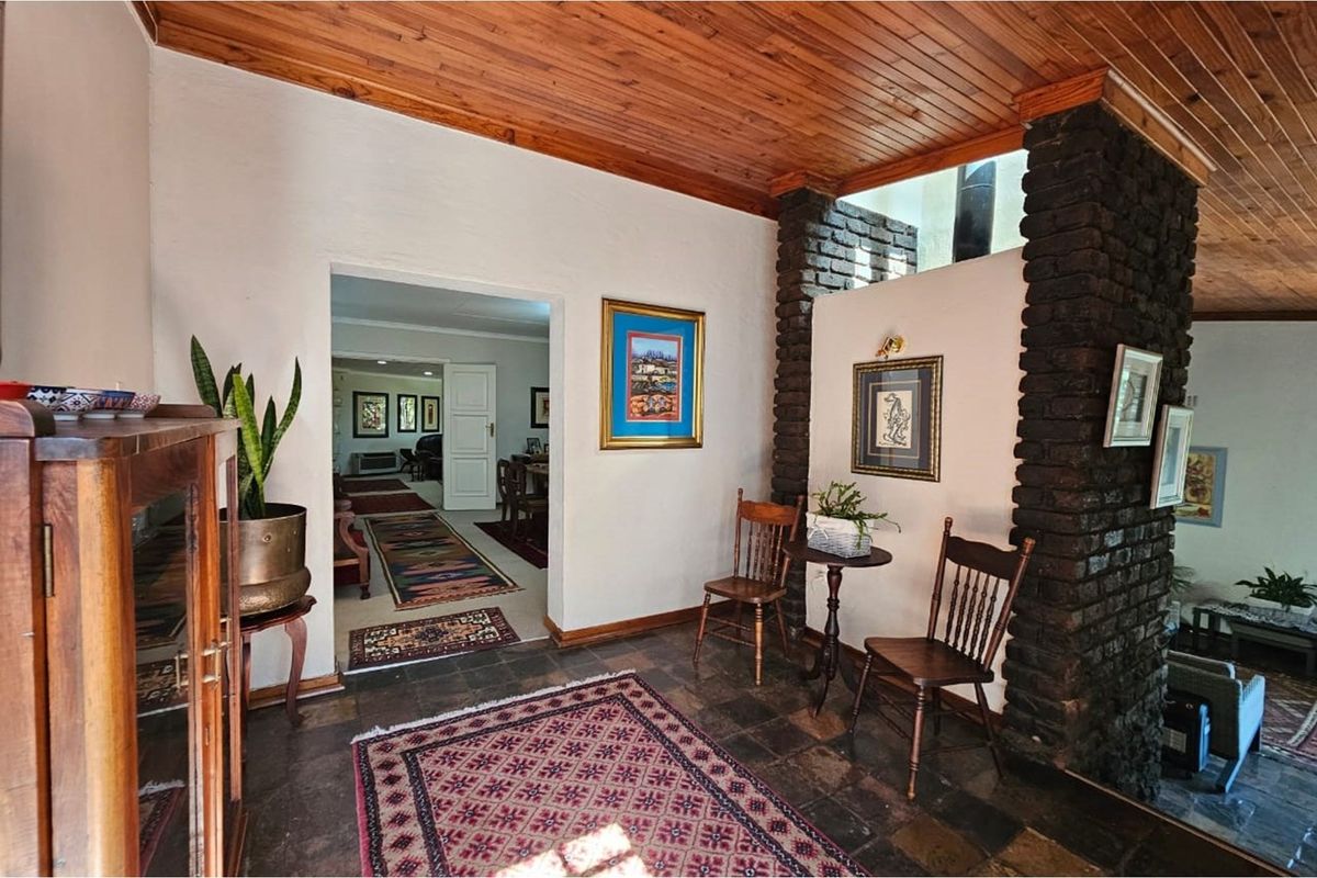 "Luxurious 3-Bed Home with Flat and Pool - Photo 3