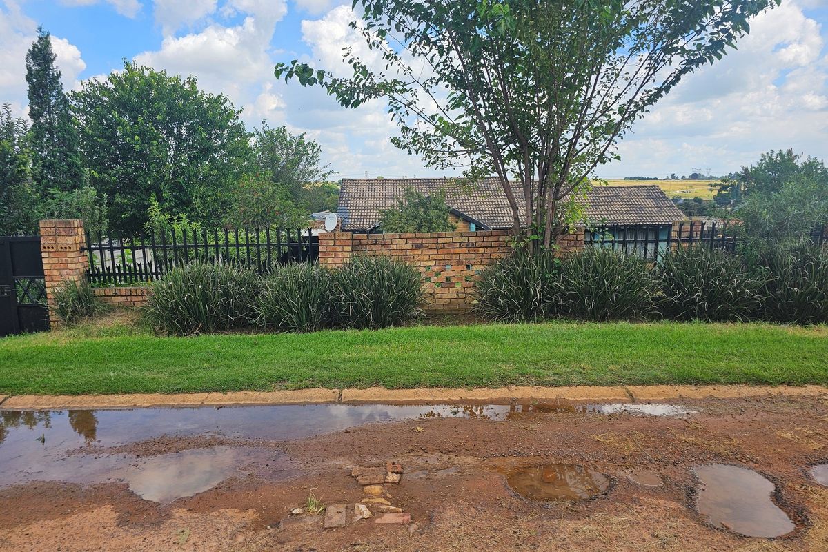 Great 3-Bedroom Home, Double Carport with potential - Ideal investment opportunity - Photo 3