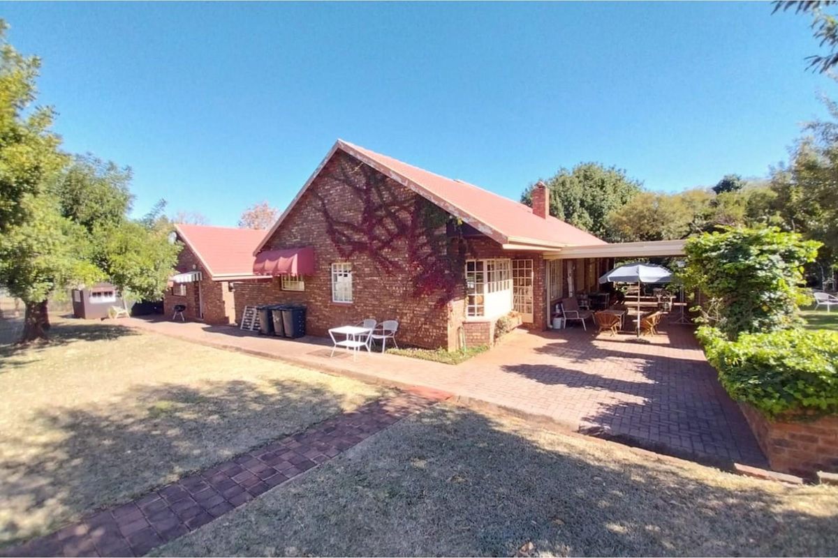 Small Holding for sale in Die Hoewes. - Photo 3