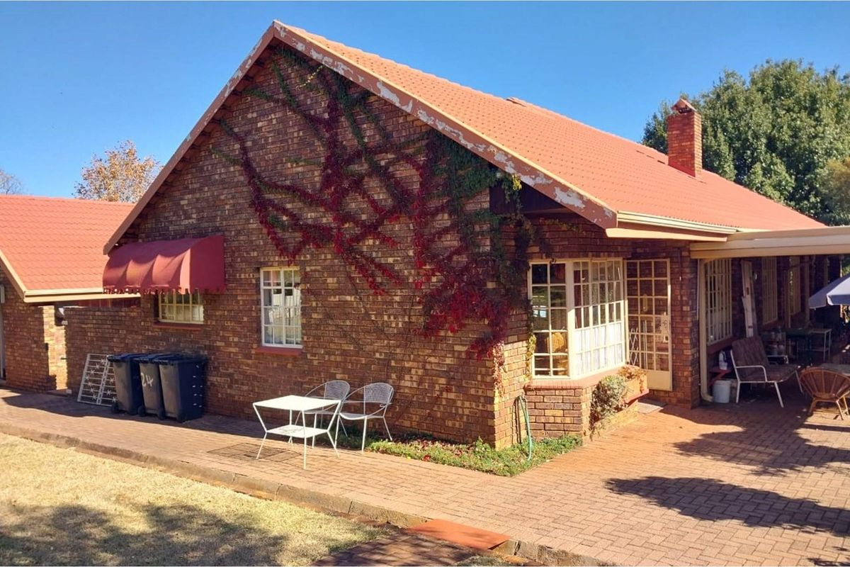 Small Holding for sale in Die Hoewes. - Photo 4