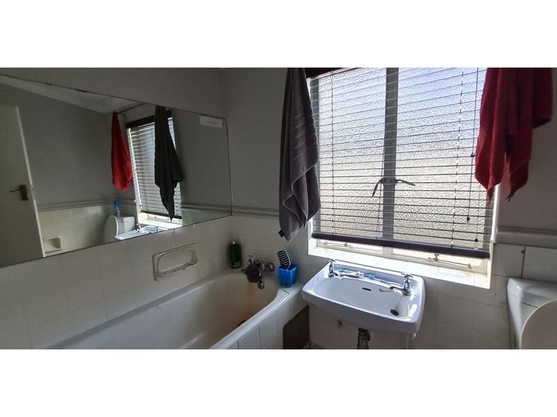 "Elegant 4-Bed Home in Central White River" - Photo 9