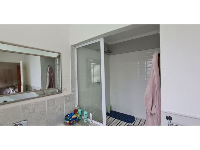 "Elegant 4-Bed Home in Central White River" - Photo 10