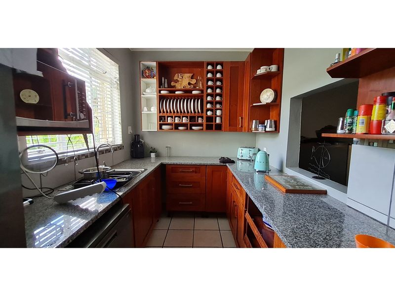 "Elegant 4-Bed Home in Central White River" - Photo 4