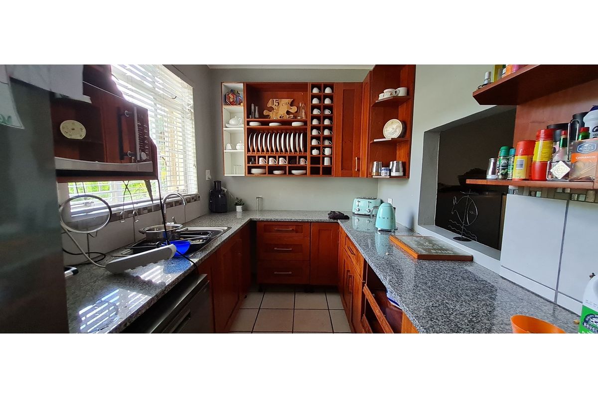 "Elegant 4-Bed Home in Central White River" - Photo 4