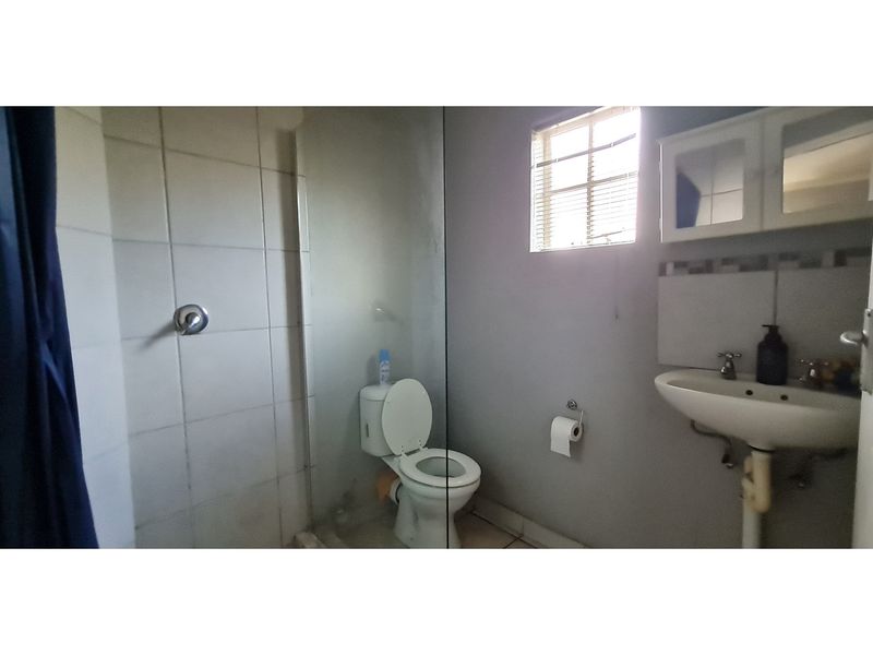 "Elegant 4-Bed Home in Central White River" - Photo 8