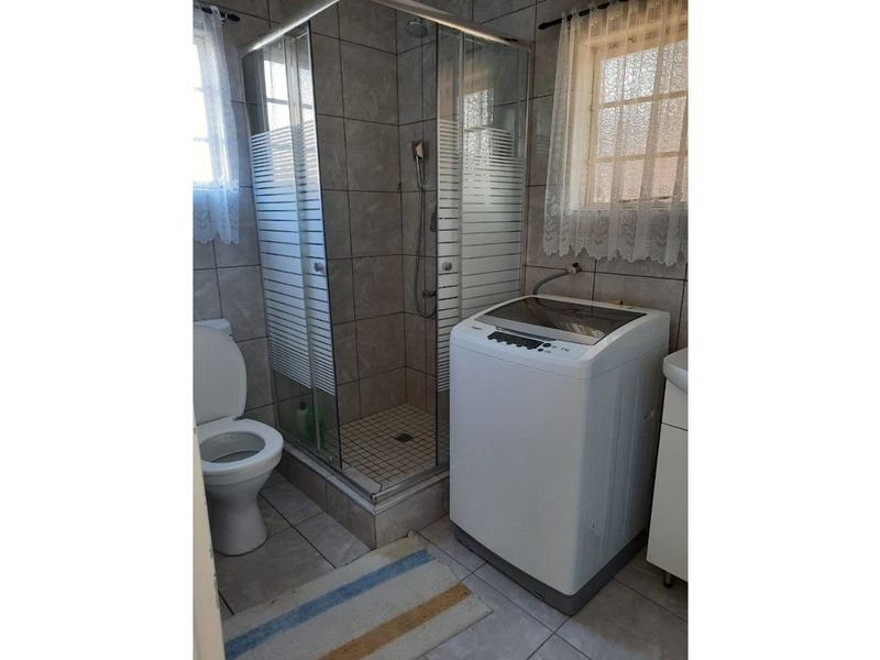 "Stunning 2-Bedroom Cluster in Newcastle Central" - Photo 4