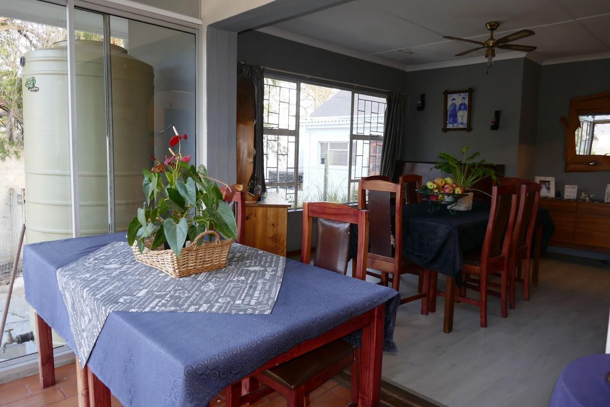 Versatile Home Centrally Positioned: Serene Living Space with Business Rental - Photo 2