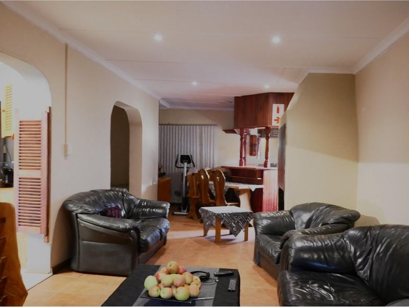 Versatile Home Centrally Positioned: Serene Living Space with Business Rental - Photo 7