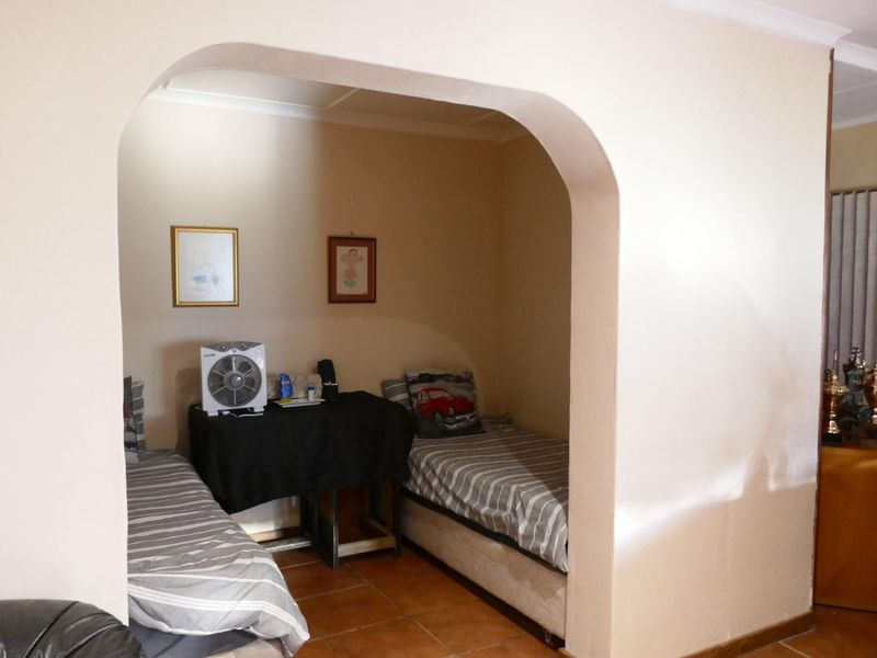 Versatile Home Centrally Positioned: Serene Living Space with Business Rental - Photo 8