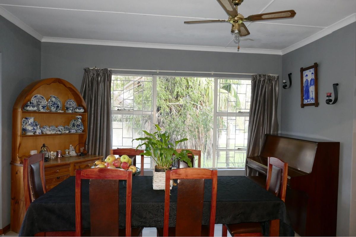 Versatile Home Centrally Positioned: Serene Living Space with Business Rental - Photo 4