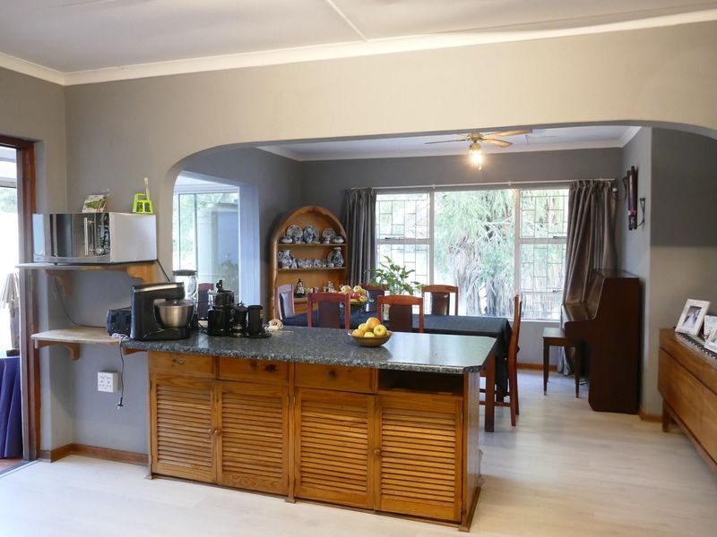 Versatile Home Centrally Positioned: Serene Living Space with Business Rental - Photo 5