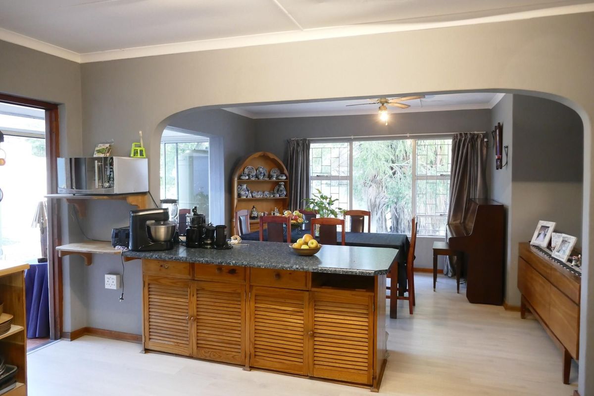 Versatile Home Centrally Positioned: Serene Living Space with Business Rental - Photo 5