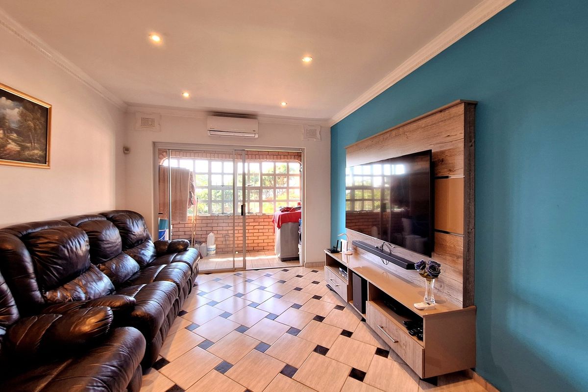 Modern renovated 2 Bedroom Simplex - Photo 4