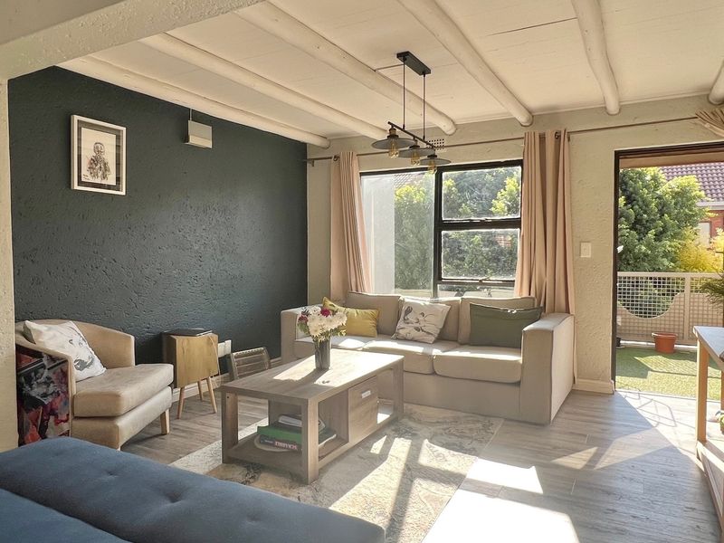 Magnificently Renovated 2 Bedroom Loft Apartment - Photo 2