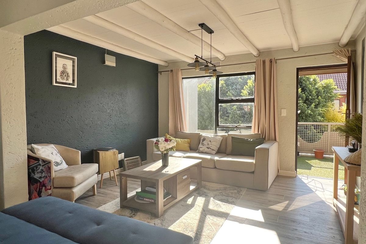 Magnificently Renovated 2 Bedroom Loft Apartment - Photo 2