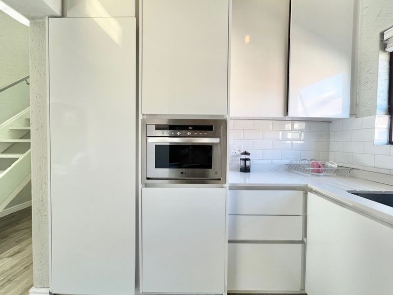 Magnificently Renovated 2 Bedroom Loft Apartment - Photo 9